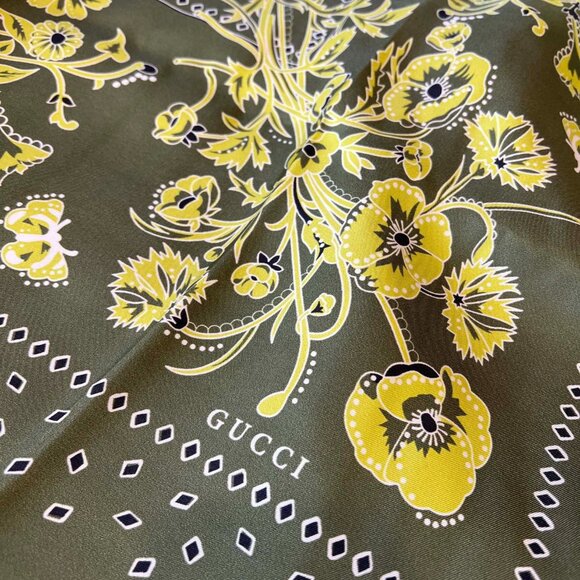 Luxury Gucci Foulard with Interlocking G Pattern - Picture 3 of 9
